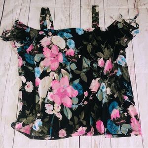 Like New, Inc. Women's Top Size 2X plus size, red, black, and floral.